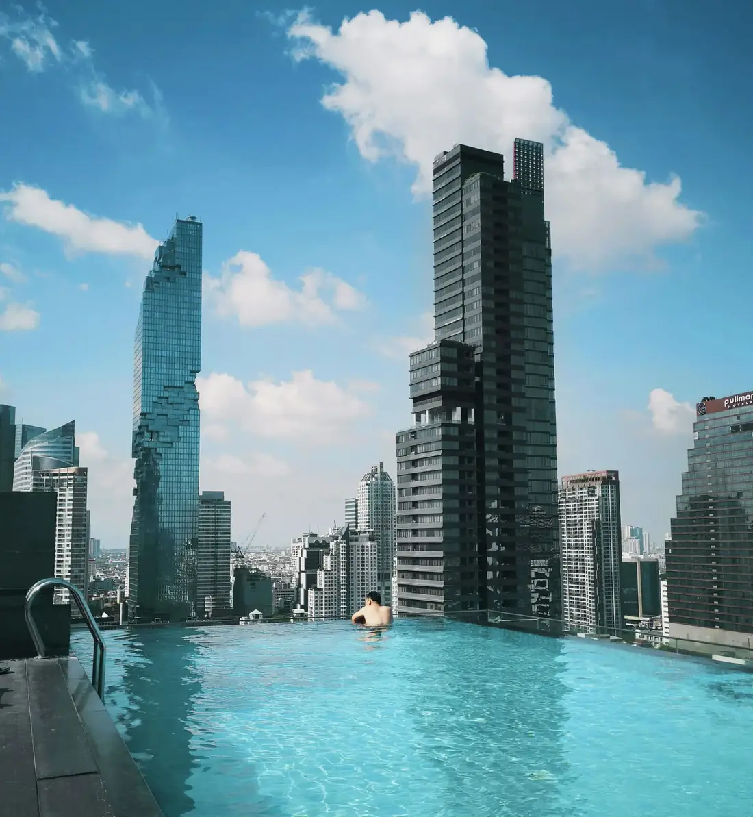 Stadtblick von einem Infinity-Pool in Bangkok