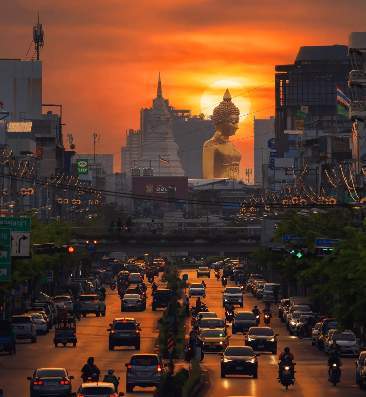 Der Große Buddha und der Stadtverkehr in Bangkok bei Sonnenuntergang